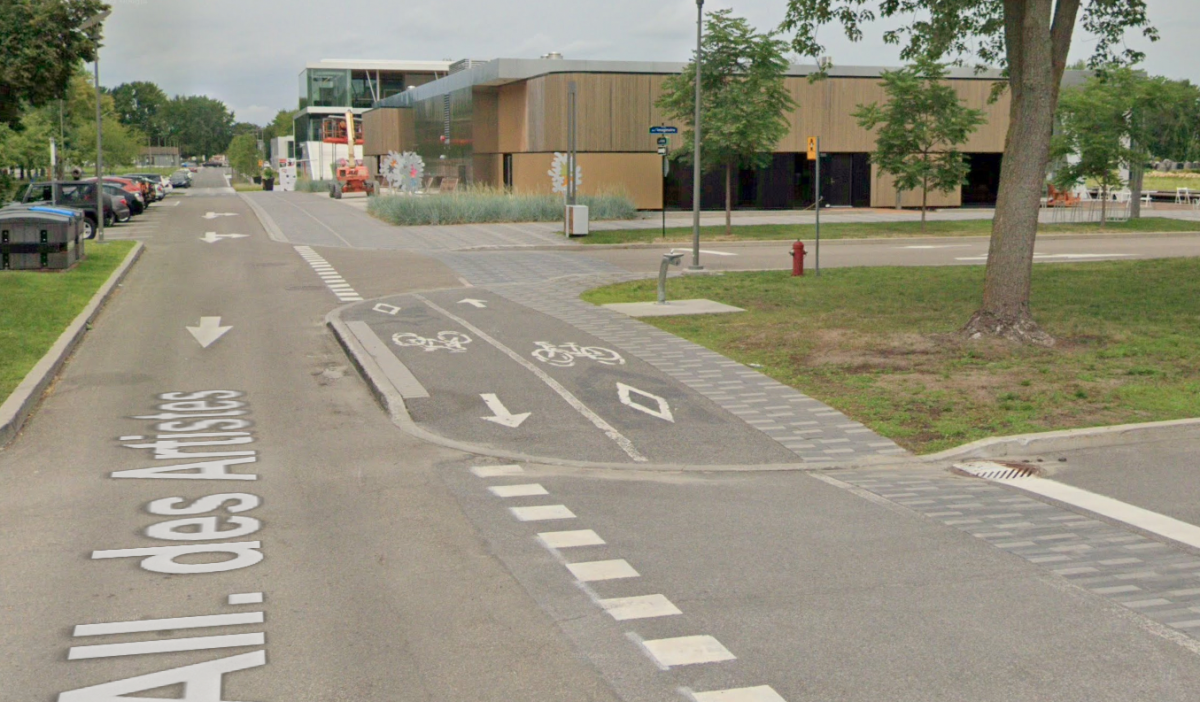 Rue étroite avec piste cyclable bidirectionnelle surélevée — Répertoire ...